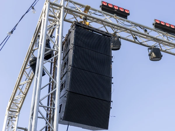impianto-audio-installata-su-una-struttura-metallica