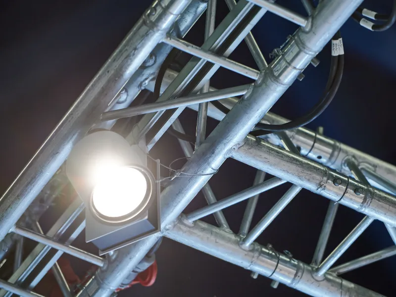 installazione-faro-per-l-illuminazione-tecnica-dello-stand-a-bologna