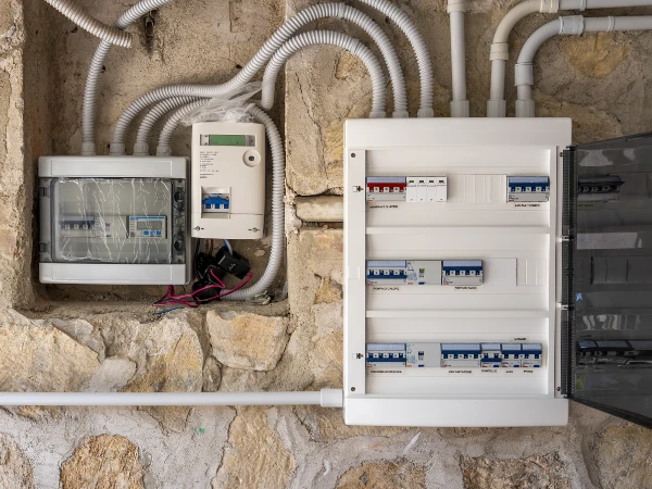 nuovo-quadro-domestico-da-parete-con-interruttori-modulari