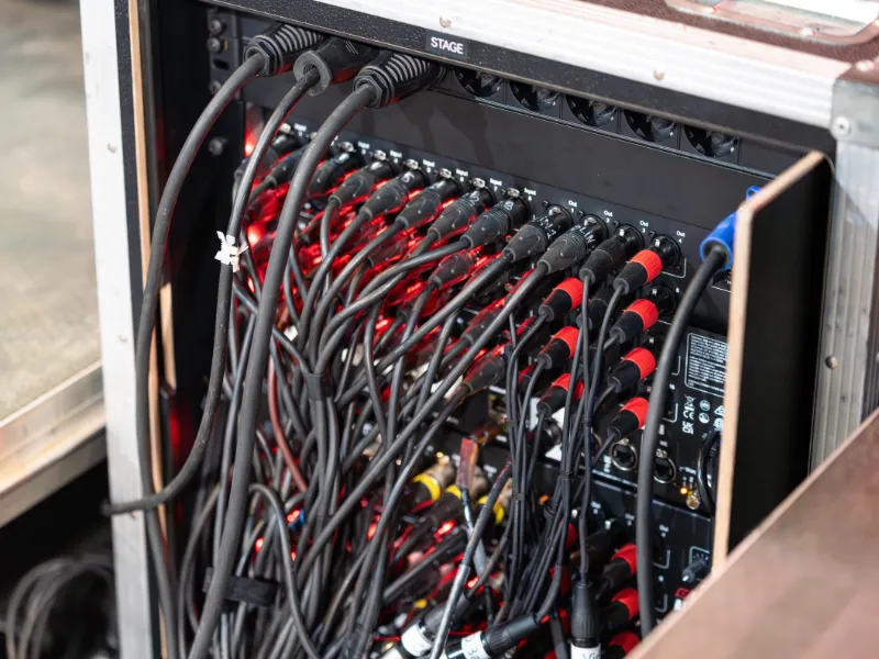 rack-tecnico-professionale-con-cavi-audio-collegati